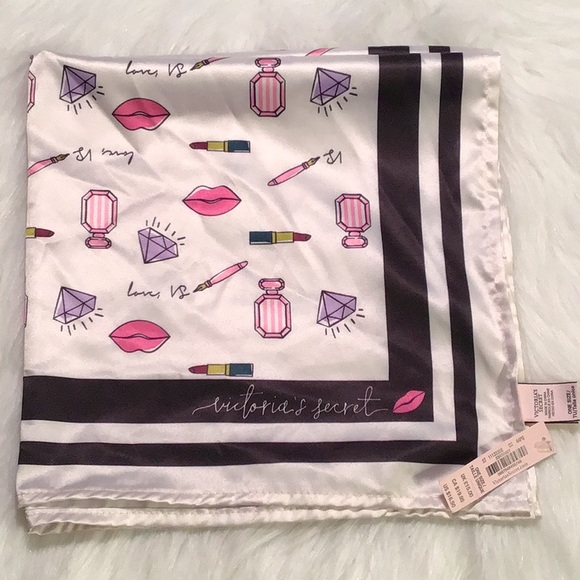 Victoria’s Secret 3 pcs travel case w/ satin cloth - Picture 7 of 7